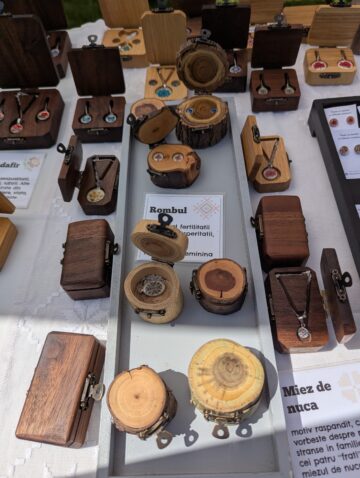 Aproape 100 de producători meșteri populari sunt prezenți până duminică la festivalul „Lume, Lume… hai la târg” din Muzeul Satului Bucovinean din Suceava