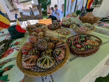 Aproape 100 de producători meșteri populari sunt prezenți până duminică la festivalul „Lume, Lume… hai la târg” din Muzeul Satului Bucovinean din Suceava
