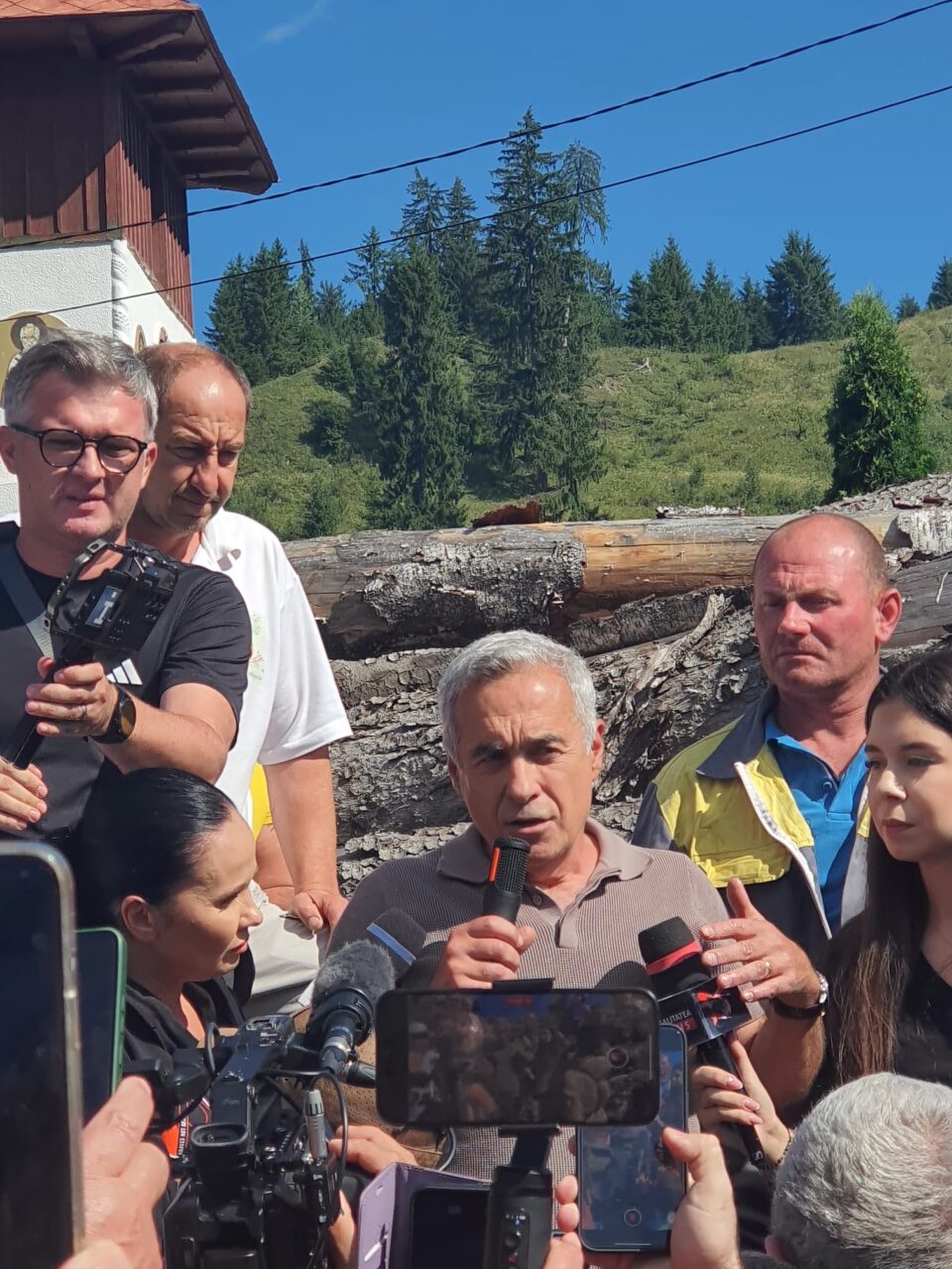 Călin Georgescu a ajuns în mijlocul sinistraților din Broșteni: „Solidaritatea pe care am văzut-o aici demonstrează că suntem un popor măreț și curajos”