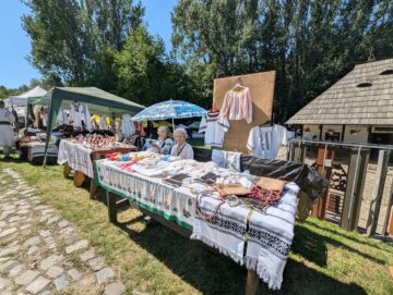 Aproape 100 de producători meșteri populari sunt prezenți până duminică la festivalul „Lume, Lume… hai la târg” din Muzeul Satului Bucovinean din Suceava