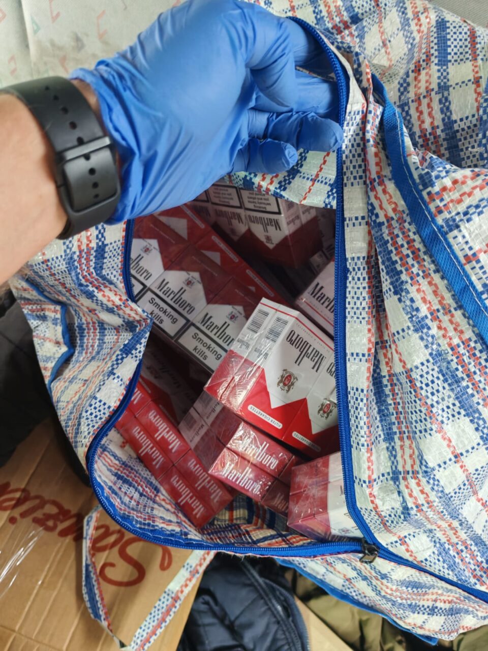 Cantitate mare de țigări și două mașini confiscate după o nouă acțiune în forță privind contrabandiști din zona Sucevei