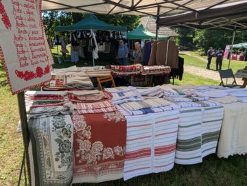 Aproape 100 de producători meșteri populari sunt prezenți până duminică la festivalul „Lume, Lume… hai la târg” din Muzeul Satului Bucovinean din Suceava