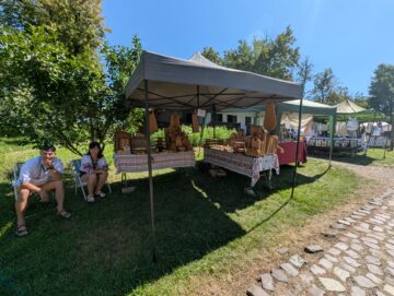 Aproape 100 de producători meșteri populari sunt prezenți până duminică la festivalul „Lume, Lume… hai la târg” din Muzeul Satului Bucovinean din Suceava