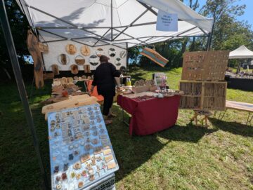 Aproape 100 de producători meșteri populari sunt prezenți până duminică la festivalul „Lume, Lume… hai la târg” din Muzeul Satului Bucovinean din Suceava