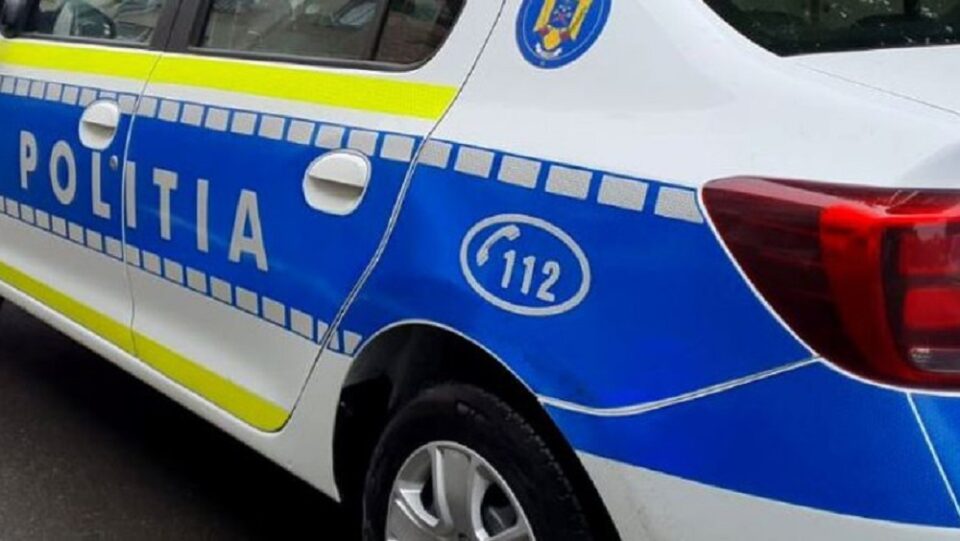 Fetiță de nici doi anișori, accidentată de mașina lăsată de tată neasigurată