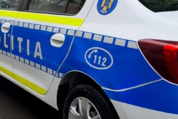 Fetiță de nici doi anișori, accidentată de mașina lăsată de tată neasigurată