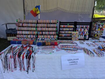 Brățări și cercei cu mărgele țesute și obiecte de ceramică din Republica Moldova, la Muzeul Satului Bucovinean