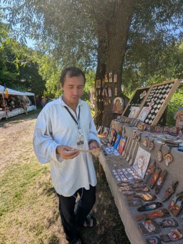 Meșterul popular Teodore – Adrian Negoiță: „Aduc cu mine tradiția locului și bucuria care mi-a fost întipărită de bunici, în a trăi și a povesti despre satul românesc”