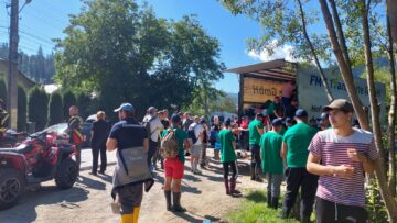 Solidaritate. 1.500 de voluntari și sute de forțe de ordine au ajutat, sâmbătă, comunitatea din Broșteni afectată de inundații