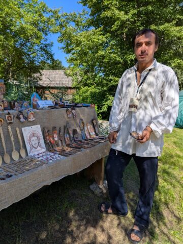 Meșterul popular Teodore – Adrian Negoiță: „Aduc cu mine tradiția locului și bucuria care mi-a fost întipărită de bunici, în a trăi și a povesti despre satul românesc”