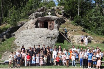 70 de copii și tineri au fost, gratuit, într-o excursie prin Bucovina, „Pe urmele Sfinților”