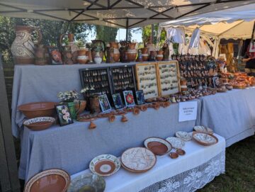Brățări și cercei cu mărgele țesute și obiecte de ceramică din Republica Moldova, la Muzeul Satului Bucovinean