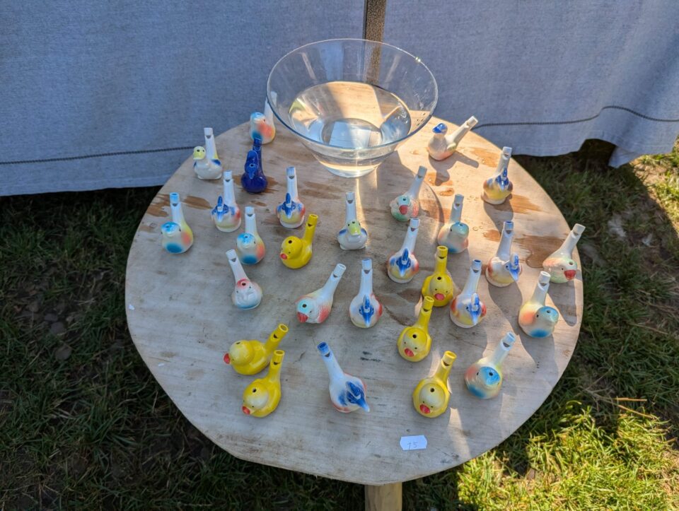 Brățări și cercei cu mărgele țesute și obiecte de ceramică din Republica Moldova, la Muzeul Satului Bucovinean