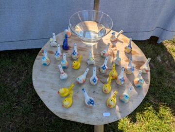 Brățări și cercei cu mărgele țesute și obiecte de ceramică din Republica Moldova, la Muzeul Satului Bucovinean