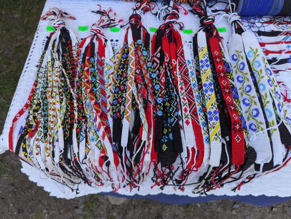 Brățări și cercei cu mărgele țesute și obiecte de ceramică din Republica Moldova, la Muzeul Satului Bucovinean