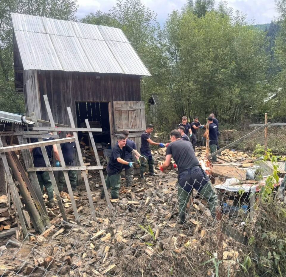 Solidaritate. 1.500 de voluntari și sute de forțe de ordine au ajutat, sâmbătă, comunitatea din Broșteni afectată de inundații
