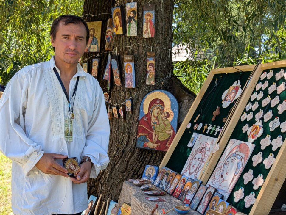 Meșterul popular Teodore – Adrian Negoiță: „Aduc cu mine tradiția locului și bucuria care mi-a fost întipărită de bunici, în a trăi și a povesti despre satul românesc”