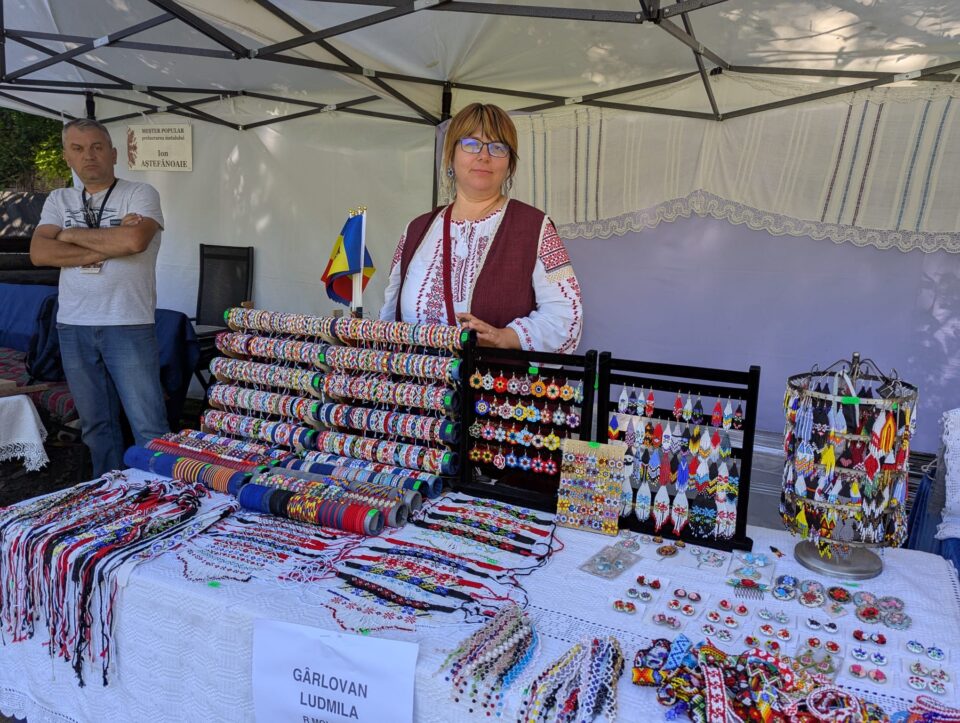 Brățări și cercei cu mărgele țesute și obiecte de ceramică din Republica Moldova, la Muzeul Satului Bucovinean