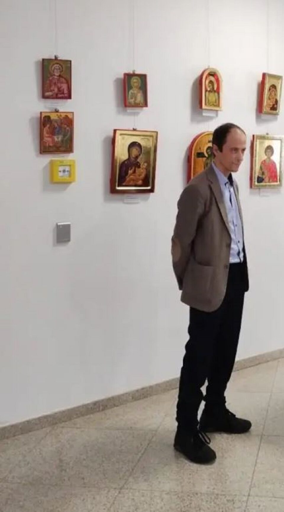Artiștii plastici Ioan și Adrian Bratiloveanu vor expune „Ecouri”, la Muzeul Arta Lemnului