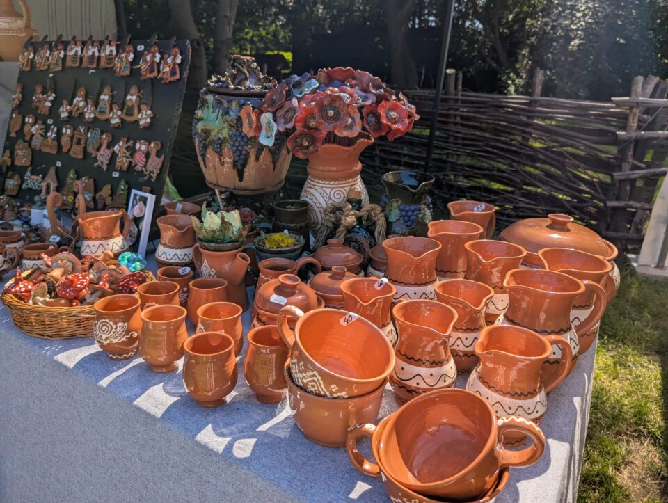 Brățări și cercei cu mărgele țesute și obiecte de ceramică din Republica Moldova, la Muzeul Satului Bucovinean