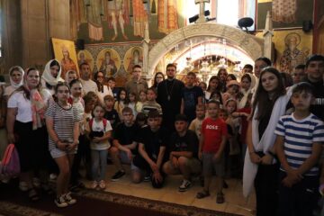 70 de copii și tineri au fost, gratuit, într-o excursie prin Bucovina, „Pe urmele Sfinților”