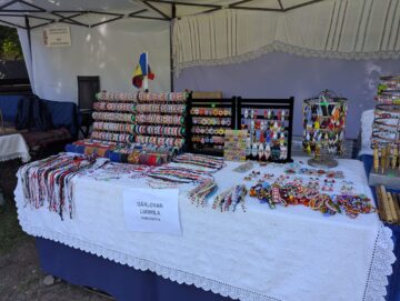 Brățări și cercei cu mărgele țesute și obiecte de ceramică din Republica Moldova, la Muzeul Satului Bucovinean