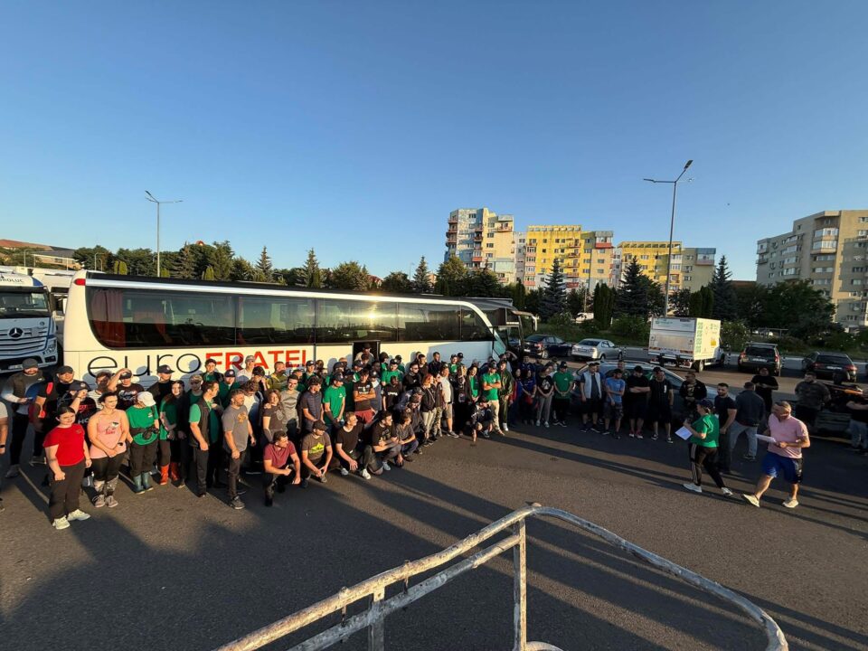 Solidaritate. 1.500 de voluntari și sute de forțe de ordine au ajutat, sâmbătă, comunitatea din Broșteni afectată de inundații