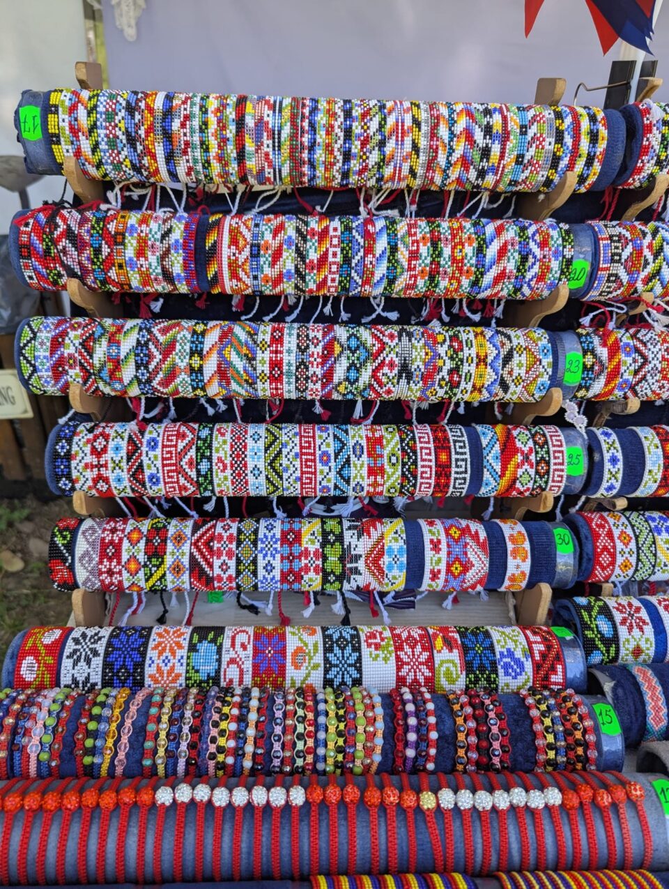 Brățări și cercei cu mărgele țesute și obiecte de ceramică din Republica Moldova, la Muzeul Satului Bucovinean