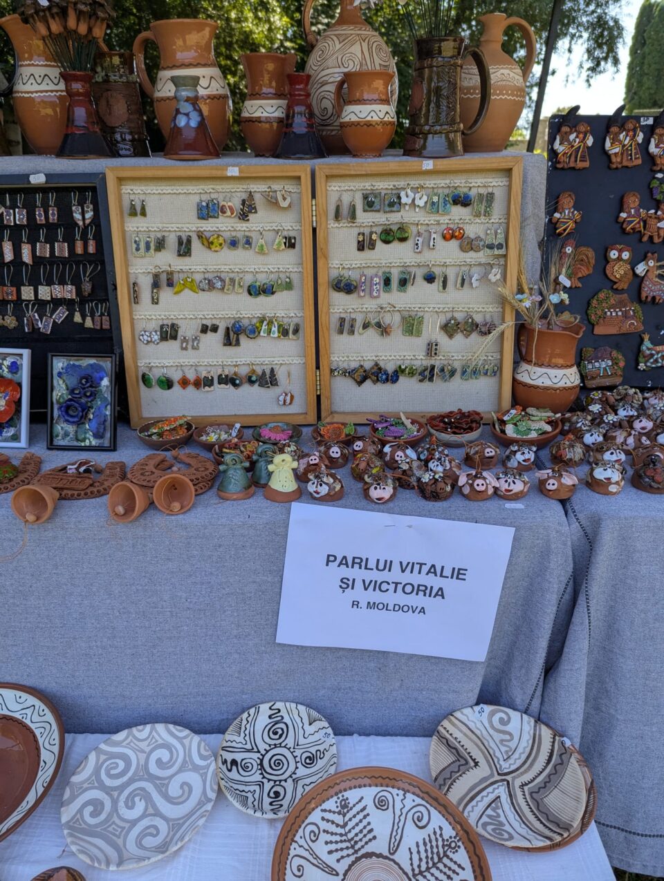 Brățări și cercei cu mărgele țesute și obiecte de ceramică din Republica Moldova, la Muzeul Satului Bucovinean