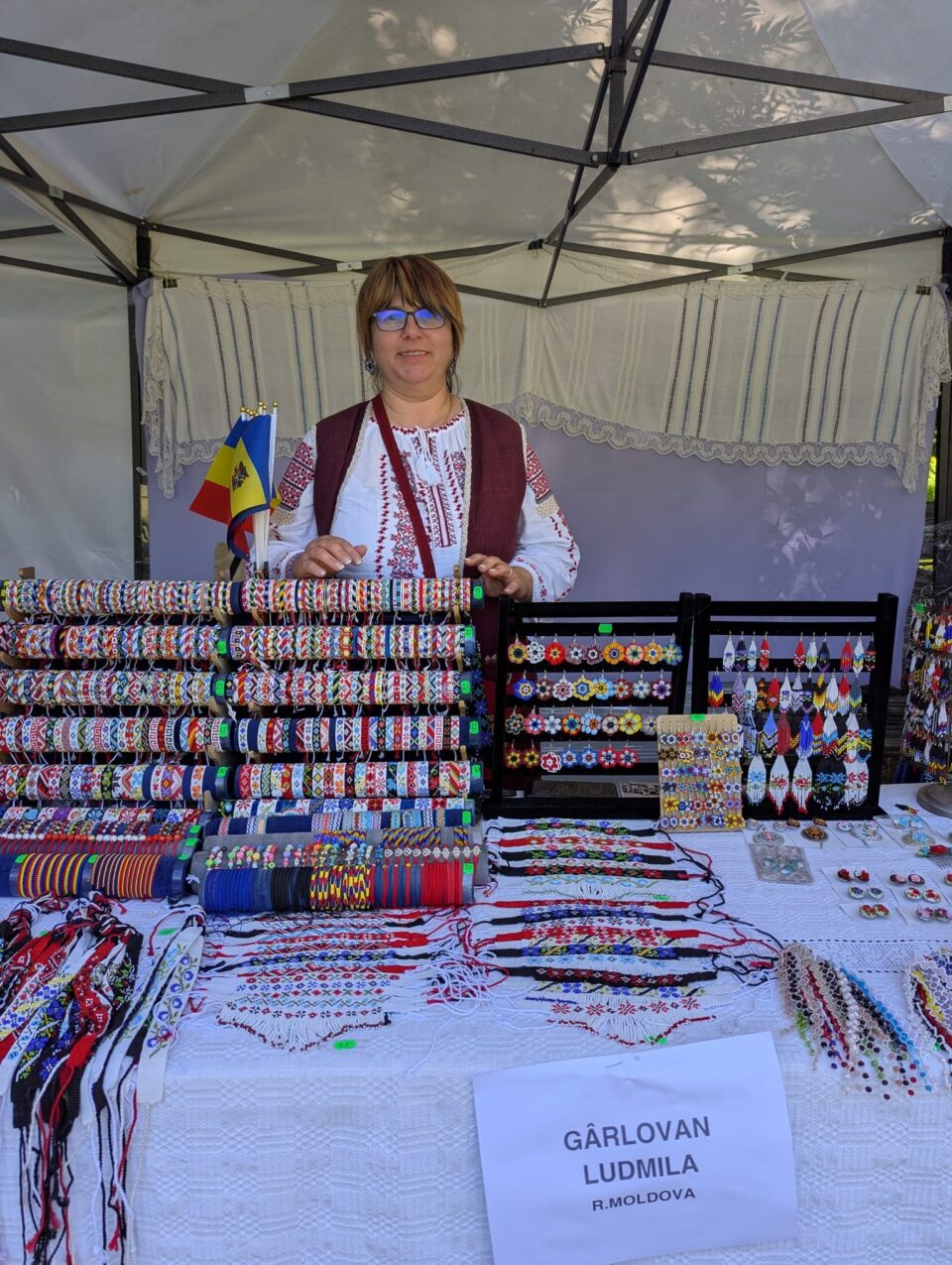 Brățări și cercei cu mărgele țesute și obiecte de ceramică din Republica Moldova, la Muzeul Satului Bucovinean