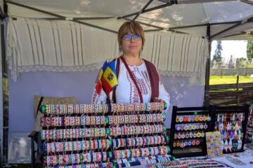 Brățări și cercei cu mărgele țesute și obiecte de ceramică din Republica Moldova, la Muzeul Satului Bucovinean