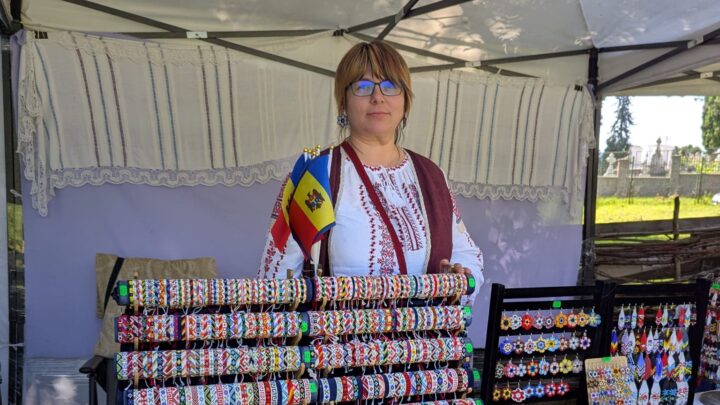 Brățări și cercei cu mărgele țesute și obiecte de ceramică din Republica Moldova, la Muzeul Satului Bucovinean