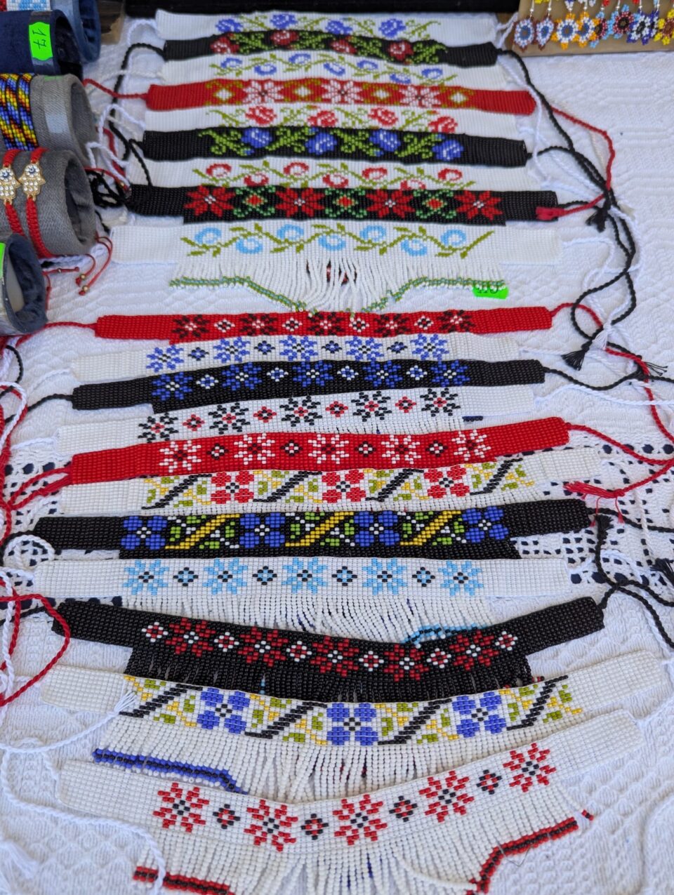 Brățări și cercei cu mărgele țesute și obiecte de ceramică din Republica Moldova, la Muzeul Satului Bucovinean