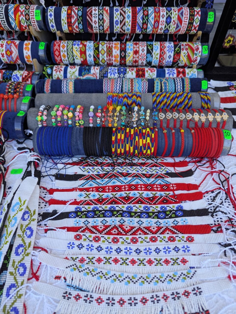Brățări și cercei cu mărgele țesute și obiecte de ceramică din Republica Moldova, la Muzeul Satului Bucovinean