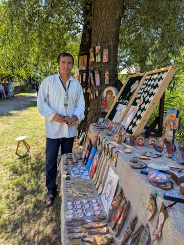 Meșterul popular Teodore – Adrian Negoiță: „Aduc cu mine tradiția locului și bucuria care mi-a fost întipărită de bunici, în a trăi și a povesti despre satul românesc”