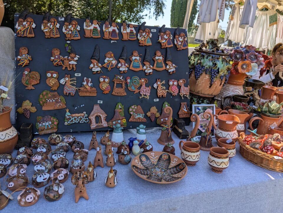 Brățări și cercei cu mărgele țesute și obiecte de ceramică din Republica Moldova, la Muzeul Satului Bucovinean