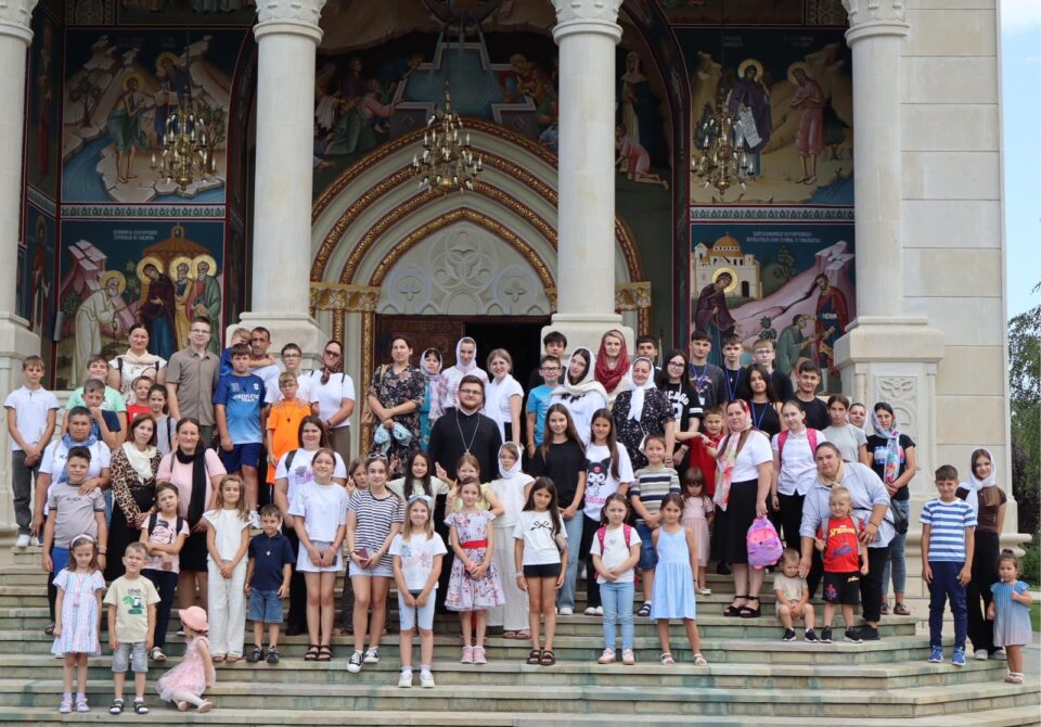 70 de copii și tineri au fost, gratuit, într-o excursie prin Bucovina, „Pe urmele Sfinților”