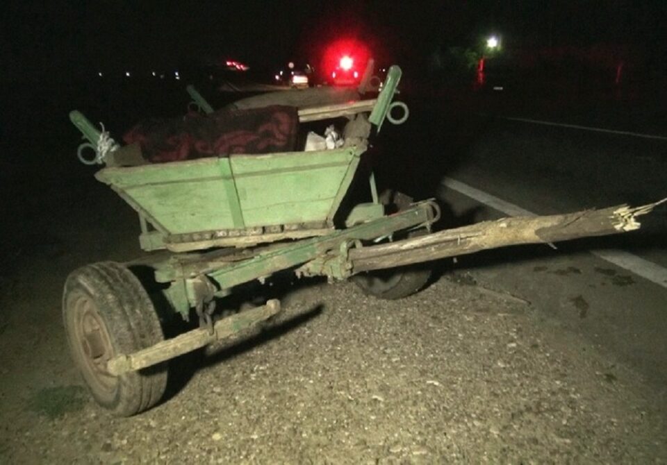 Trei persoane, între care doi copii, rănite după ce o mașină a intrat într-o căruță