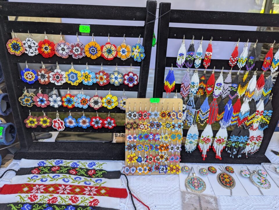 Brățări și cercei cu mărgele țesute și obiecte de ceramică din Republica Moldova, la Muzeul Satului Bucovinean