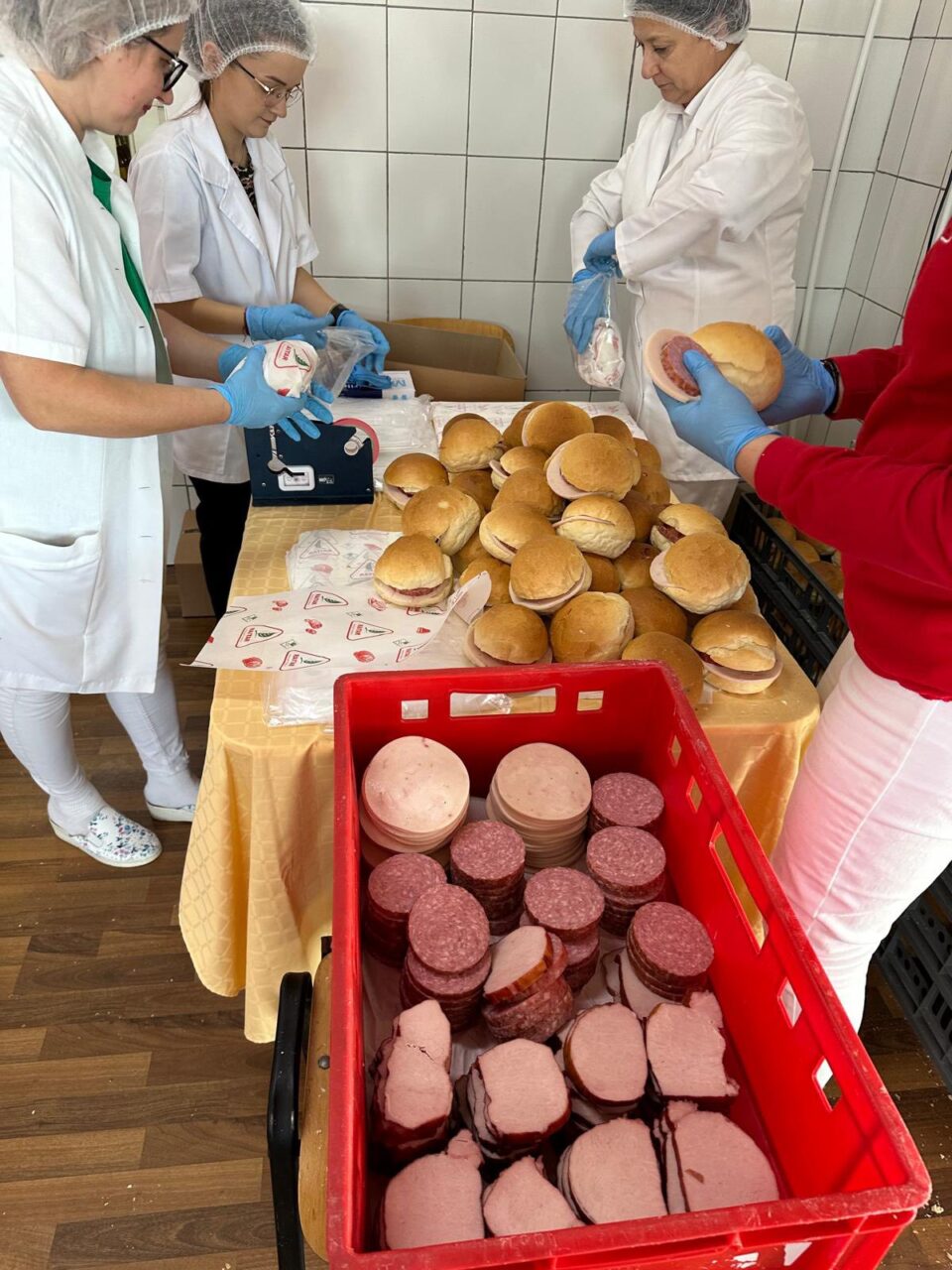 Mobilizare exemplară a comunității din Cornu Luncii pentru sprijinirea sinistraților din Broșteni