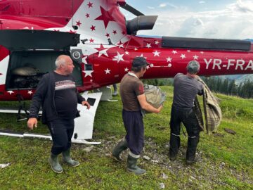 Ciobanii rămași izolați în munții din zona Broșteni au fost aprovizionați cu alimente cu ajutorul unui elicopter