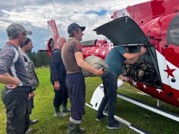 Ciobanii rămași izolați în munții din zona Broșteni au fost aprovizionați cu alimente cu ajutorul unui elicopter