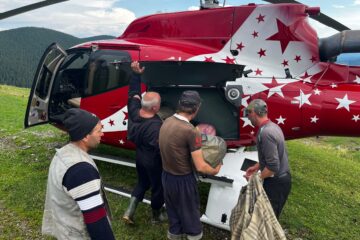 Ciobanii rămași izolați în munții din zona Broșteni au fost aprovizionați cu alimente cu ajutorul unui elicopter