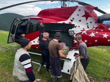 Ciobanii rămași izolați în munții din zona Broșteni au fost aprovizionați cu alimente cu ajutorul unui elicopter
