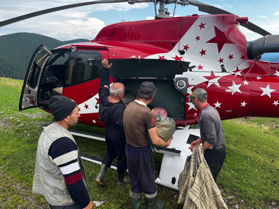 Ciobanii rămași izolați în munții din zona Broșteni au fost aprovizionați cu alimente cu ajutorul unui elicopter