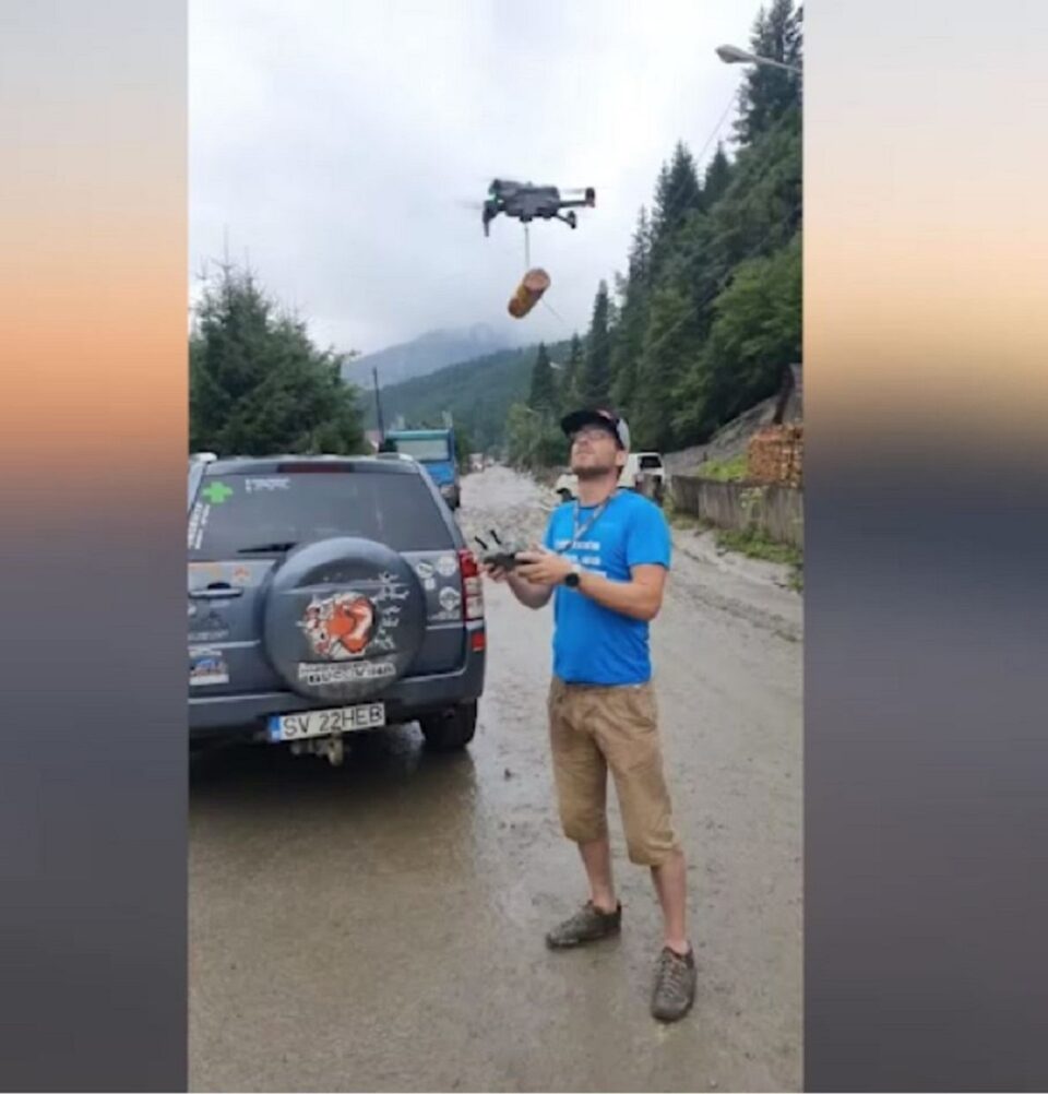 Animale hrănite cu drona, la Broșteni, la casele izolate de inundații