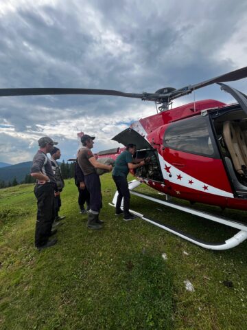Ciobanii rămași izolați în munții din zona Broșteni au fost aprovizionați cu alimente cu ajutorul unui elicopter