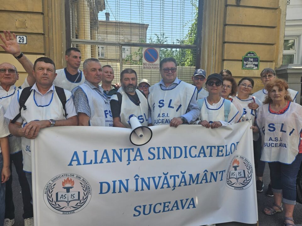 Angajați din școlile sucevene au protestat la sediul Ministerului Educației