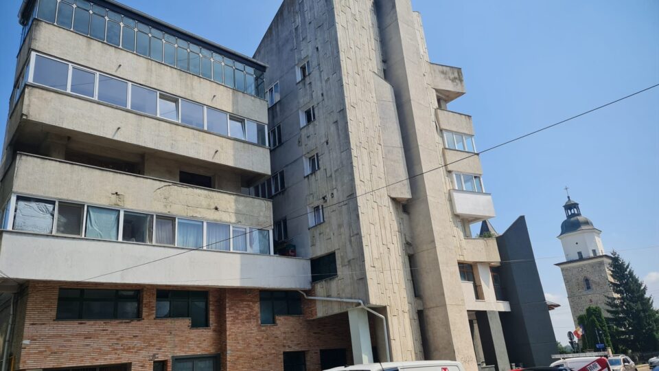 Bucată de tencuială căzută de pe un bloc din Centru, pe o mașină parcată lângă clădire