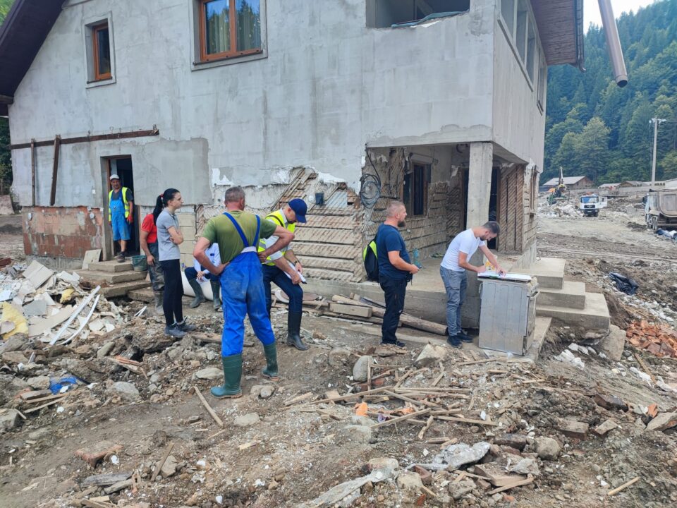 Prefectura Suceava a suplimentat numărul comisiilor care evaluează pagubele din localitățile afectate de inundații